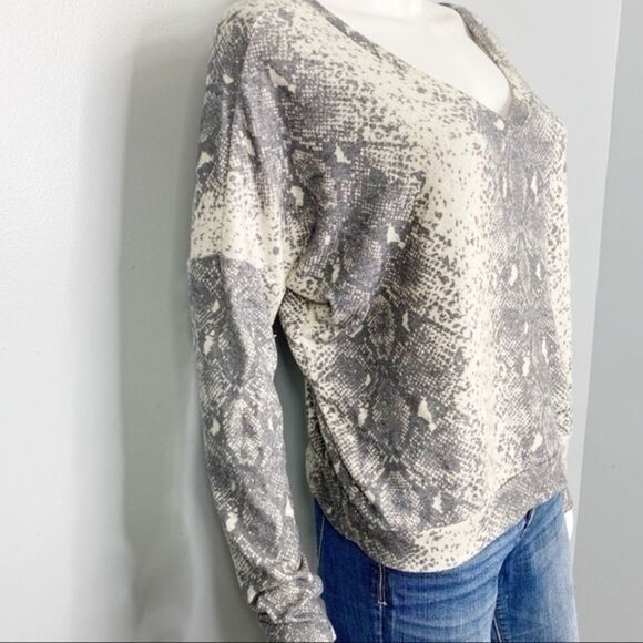 Wildfox NEW Daphne Python Stripe Snake Print Gray White V Neck Sweater Size L - Picture 3 of 6